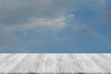 Mavi gökyüzü bulut ile ahşap Teras