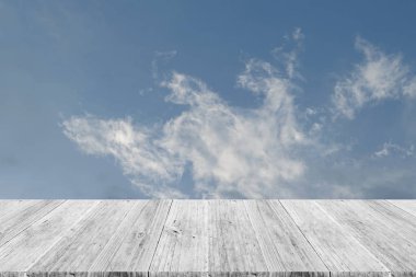 Mavi gökyüzü bulut ile ahşap Teras