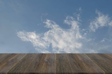 Mavi gökyüzü bulut ile ahşap Teras