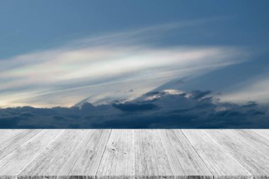 Mavi gökyüzü bulut ile ahşap Teras