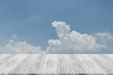 Mavi gökyüzü bulut ile ahşap Teras