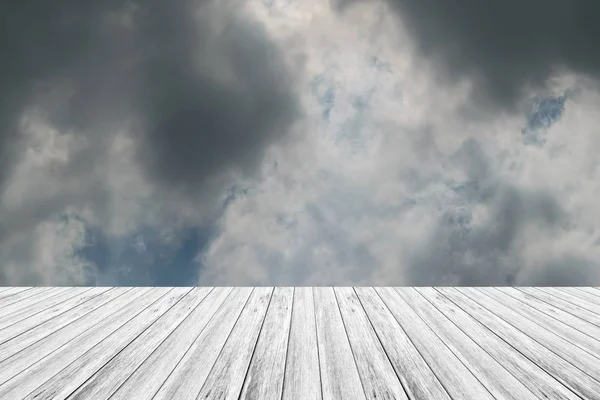 Mavi gökyüzü bulut ile ahşap Teras