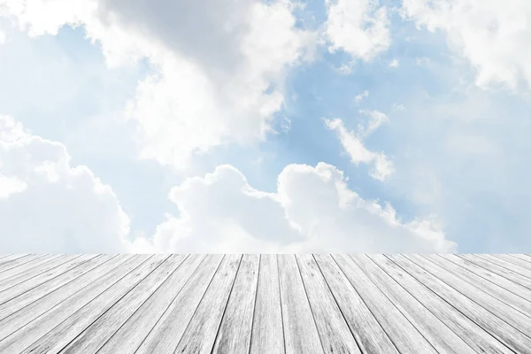 Mavi gökyüzü bulut ile ahşap Teras
