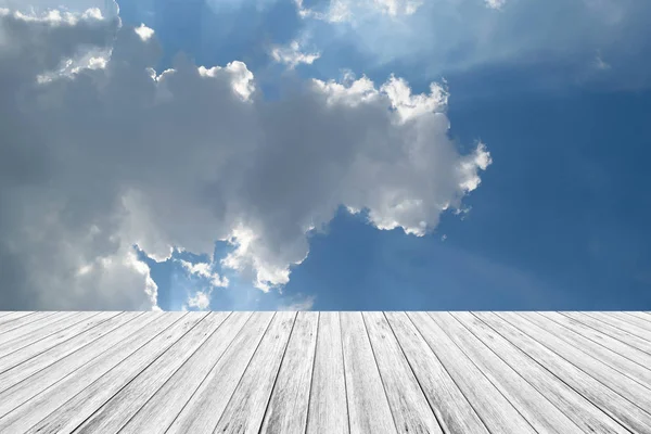 Mavi gökyüzü bulut ile ahşap Teras