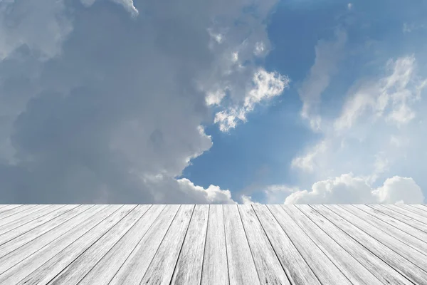 Mavi gökyüzü bulut ile ahşap Teras