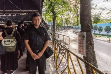 İnsanlar ödemek ve Tayland Kralı Bhumibol için saygı