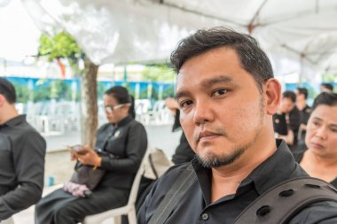 İnsanlar ödemek ve Tayland Kralı Bhumibol için saygı