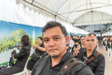 İnsanlar ödemek ve Tayland Kralı Bhumibol için saygı