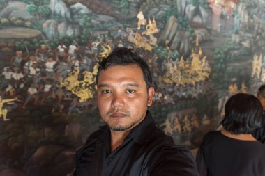 İnsanlar ödemek ve Tayland Kralı Bhumibol için saygı