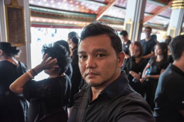 İnsanlar ödemek ve Tayland Kralı Bhumibol için saygı