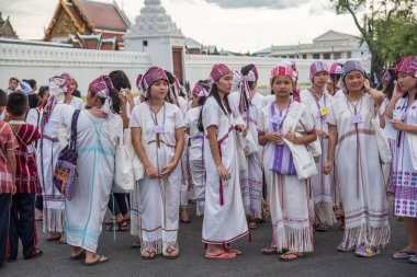 İnsanlar ödemek ve Tayland Kralı Bhumibol için saygı