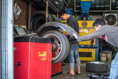 Araç garaj, onarım için bir araba tekerlek kontrol