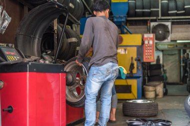 Araç garaj, onarım için bir araba tekerlek kontrol