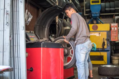 Araç garaj, onarım için bir araba tekerlek kontrol