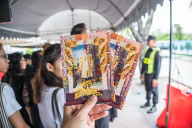 İnsanlar ödemek ve Tayland Kralı Bhumibol için saygı