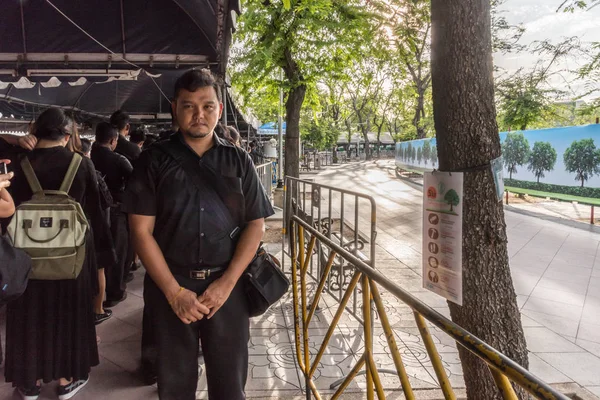 İnsanlar ödemek ve Tayland Kralı Bhumibol için saygı