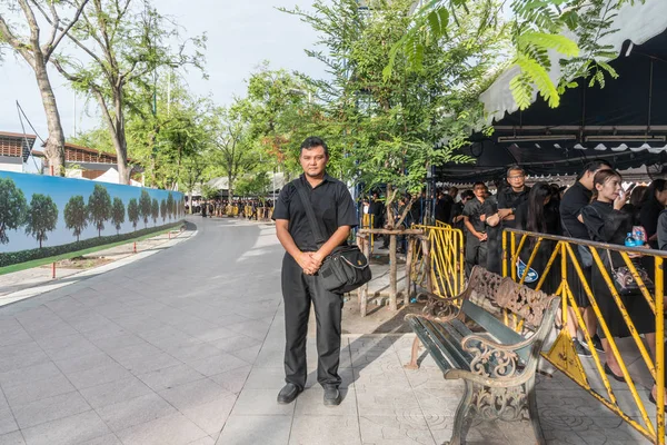 Ludzie płacą i szacunek do król Tajlandii Bhumibol — Zdjęcie stockowe