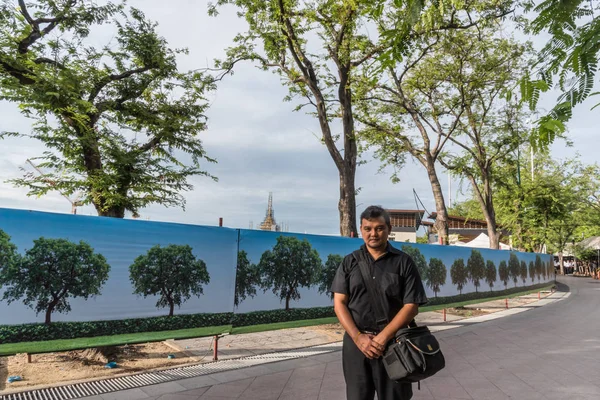 İnsanlar ödemek ve Tayland Kralı Bhumibol için saygı