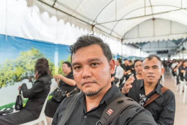 İnsanlar ödemek ve Tayland Kralı Bhumibol için saygı