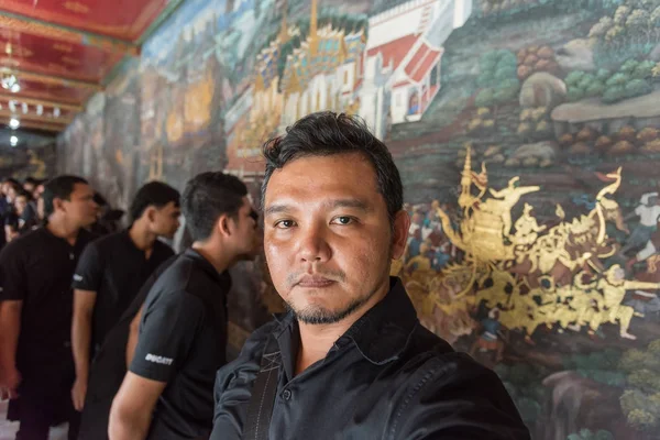 İnsanlar ödemek ve Tayland Kralı Bhumibol için saygı