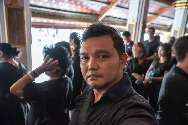 İnsanlar ödemek ve Tayland Kralı Bhumibol için saygı