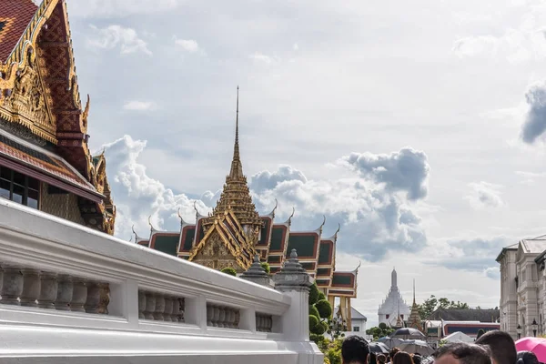 İnsanlar ödemek ve Tayland Kralı Bhumibol için saygı