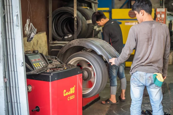 Araç garaj, onarım için bir araba tekerlek kontrol