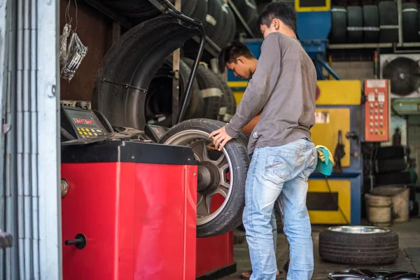 Araç garaj, onarım için bir araba tekerlek kontrol