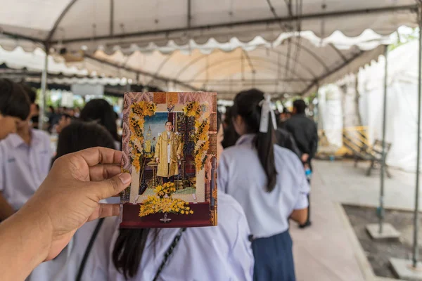 İnsanlar ödemek ve Tayland Kralı Bhumibol için saygı