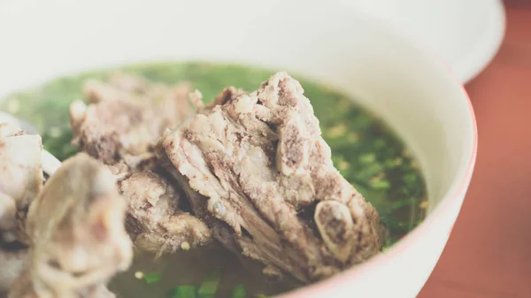 Caldo e piccante costoletta di maiale pentola calda con erbe tailandesi — Foto Stock