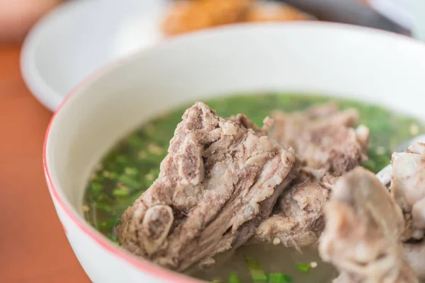Daging babi panas dan pedas iga panci panas dengan herbal Thailand — Stok Foto