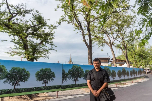 İnsanlar ödemek ve Tayland Kralı Bhumibol için saygı