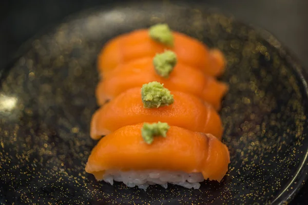 Comida japonesa em conjunto diferentes tipos de sushi — Fotografia de Stock