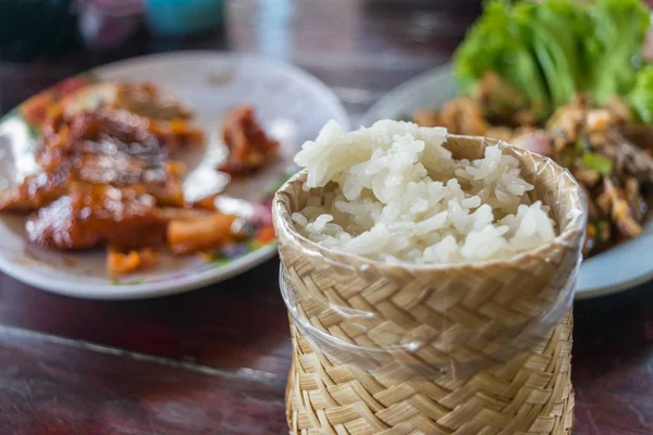 Ketan dalam kotak di Thailand pasar makanan jalanan — Stok Foto