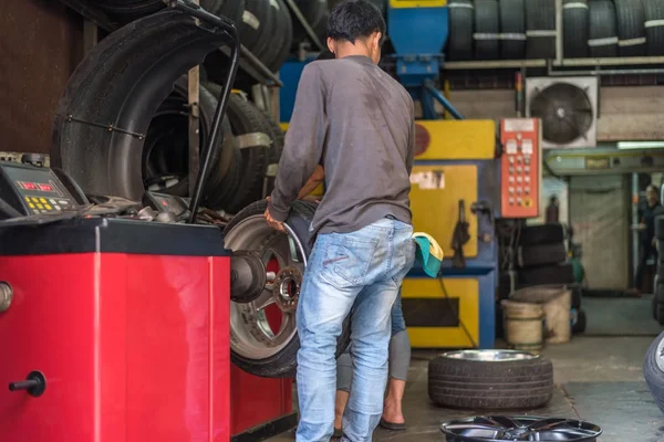 Araç garaj, onarım için bir araba tekerlek kontrol