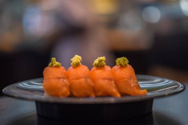 Farklı türde set: suşi Japon yemekleri