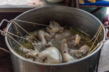 Tavuk çorbası sokak gıda ile haşlanmış pirinç