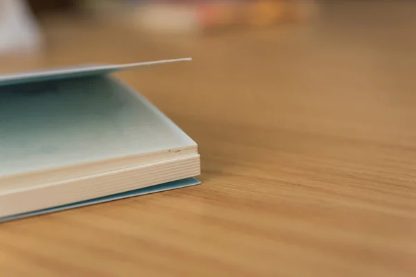 Cuaderno o hoja de papel nota estilo retro en la mesa — Foto de Stock
