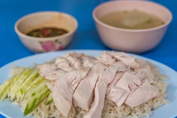 Arroz al vapor con sopa de pollo en la comida de la calle —  Fotos de Stock