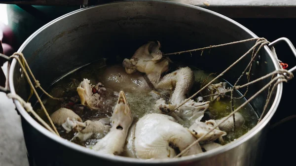 Arroz al vapor con sopa de pollo en la comida de la calle — Foto de Stock