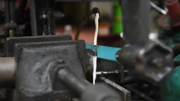 Machine à scier de hack travaillant à couper un métal — Video