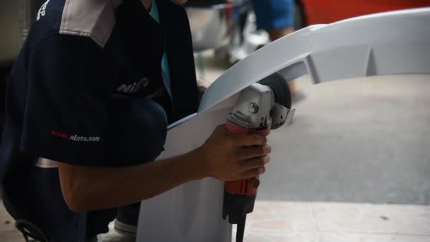 Controllo della parte del corpo del paraurti in fibra di auto al garage auto — Video Stock