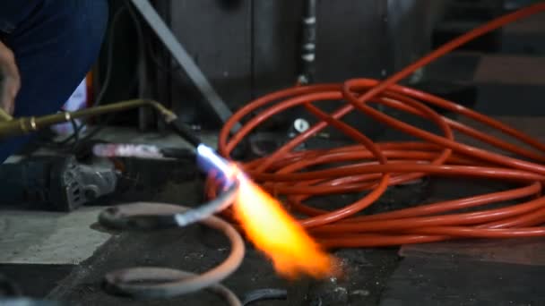修理工为焊接汽车弹簧工作 — 图库视频影像