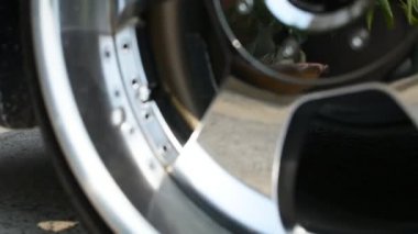 Eğimli bir otopark üzerinde indirdi bir araba