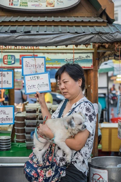 Hua Hin noční trh s žena a pes — Stock fotografie