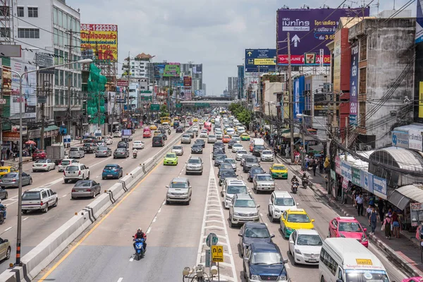 Cars on busy road in the city with traffic jam — Stock Photo, Image