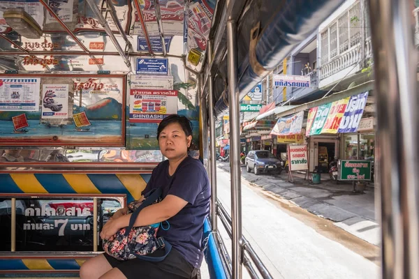 Asie femmes sur une voiture minibus pour un voyage de passagers — Photo
