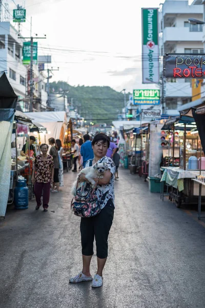 Hua Hin noční trh s žena a pes — Stock fotografie