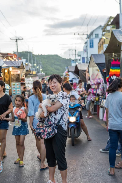 Hua Hin noční trh s žena a pes — Stock fotografie