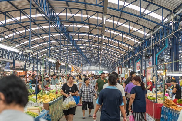 Persone che fanno shopping al mercato street food thailandese — Foto Stock